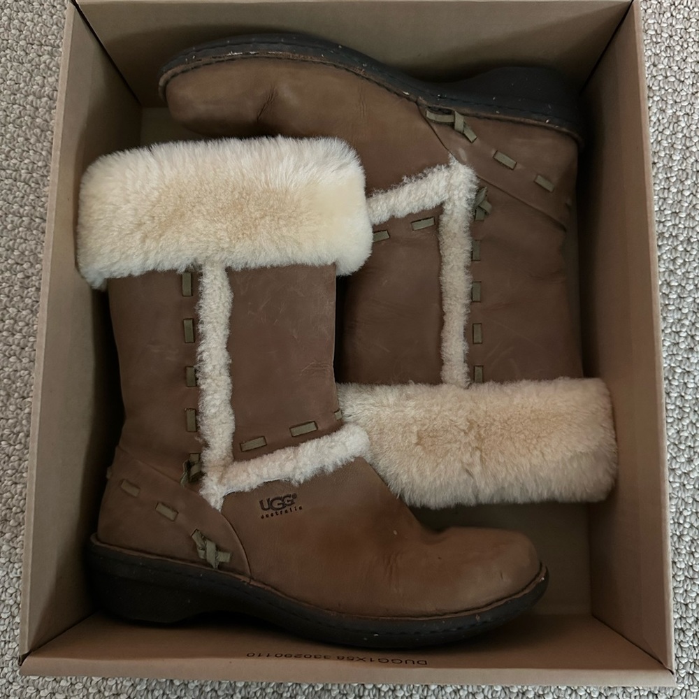 Vintage Uggs size 7. Decent condition.